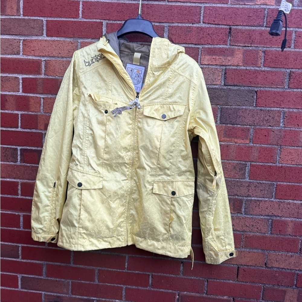 Burton Women’s Snowboard/Ski Jacket in yellow, size Medium.